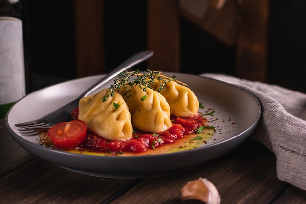 Traditionele Italiaanse gerechten culurgiones zelfgemaakte pasta met aardappelkaas en kruiden