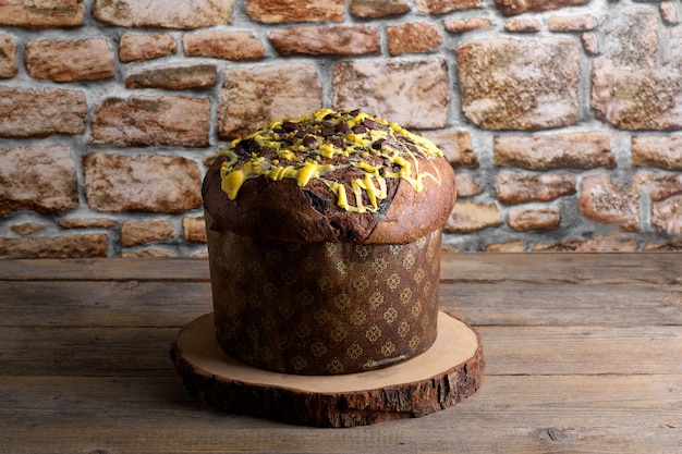 Traditionele Italiaanse kerstcake Panettone op houten achtergrond