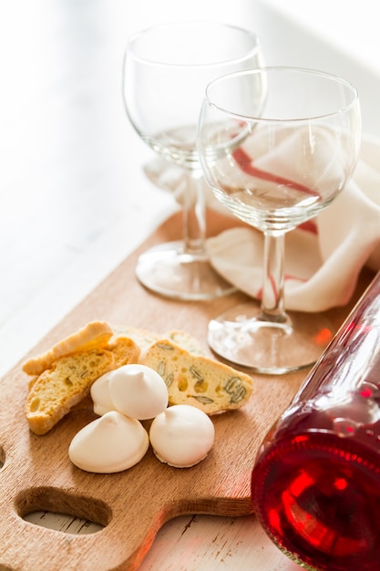 Traditionele Italiaanse koekjes die met wijn worden gediend