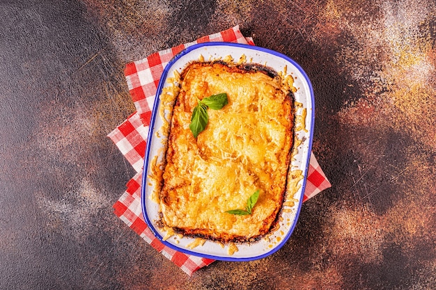 Traditionele Italiaanse lasagne met groenten, gehakt en kaas, bovenaanzicht, kopie ruimte.