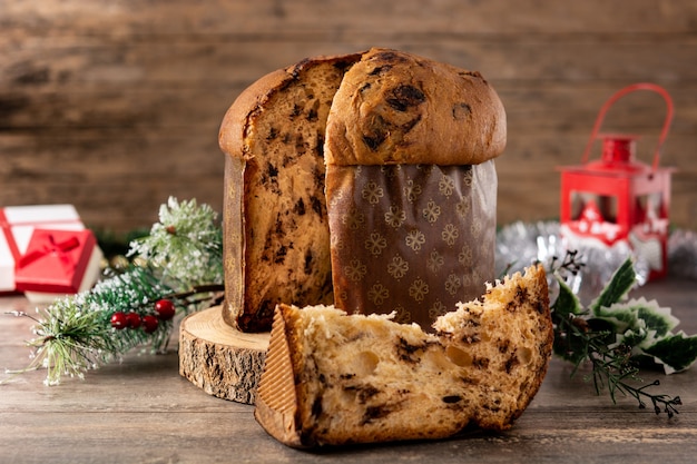 Traditionele italiaanse panettone en kerstversiering op rustieke houten tafel