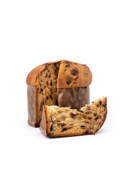 Traditionele Italiaanse panettone voor Kerstmis geïsoleerd op een witte achtergrond