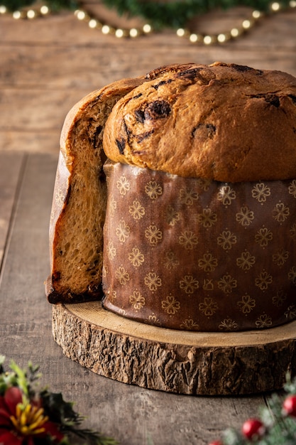 Traditionele Italiaanse panettone voor Kerstmis op houten tafel