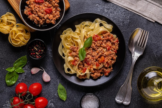 Traditionele Italiaanse pasta bolognese op een zwart bord