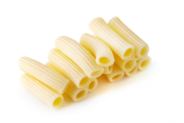 Traditionele Italiaanse pasta Kook tot gekookt geïsoleerd op witte achtergrond.