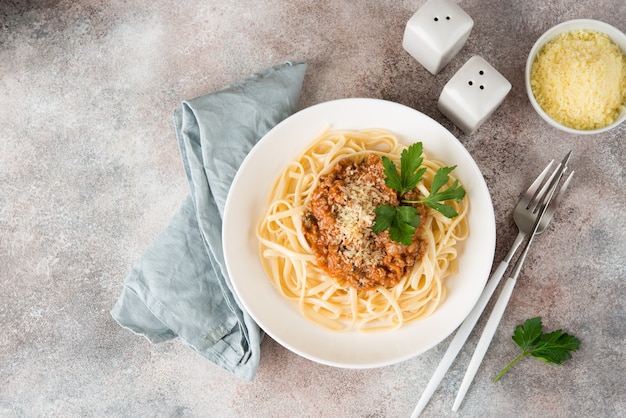 Traditionele Italiaanse pasta met bolognese saus in een witte plaat, bovenaanzicht, kopie ruimte