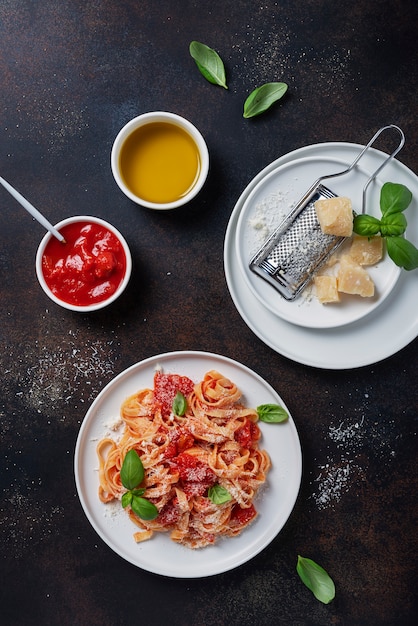 Traditionele Italiaanse pasta met tomaat, basilicum en parmezaanse kaas