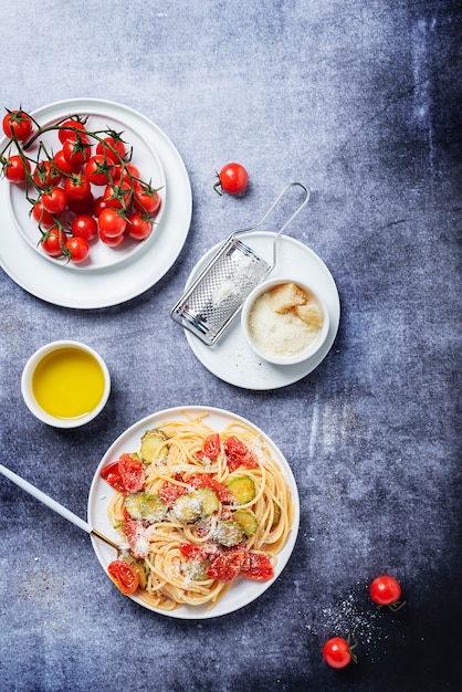 Traditionele Italiaanse pasta met tomaat, courgette en parmezaan