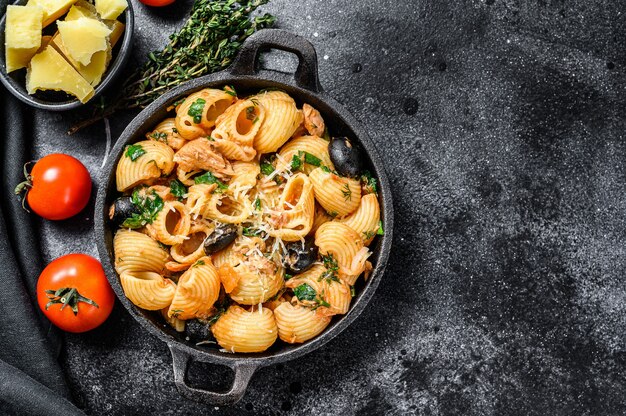 Traditionele Italiaanse pasta met tomaat, olijven, kappertjes, ansjovis