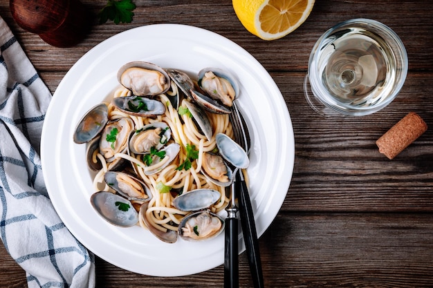 Traditionele Italiaanse pasta met zeevruchten met kokkels Spaghetti alle Vongole op houten achtergrond Top view