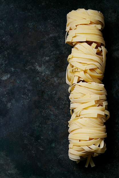 Traditionele Italiaanse Pasta Tagliatelle. Plat leggen. Bovenaanzicht