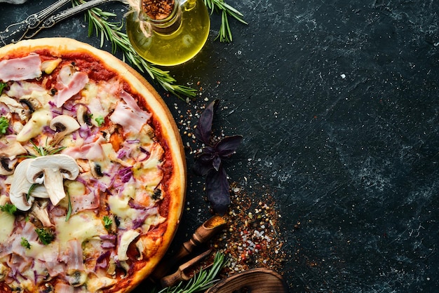 Traditionele Italiaanse pizza met champignons en spek Bovenaanzicht vrije ruimte voor uw tekst Rustieke stijl