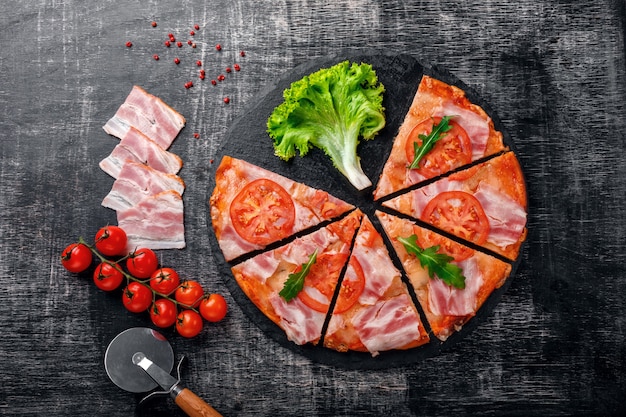 Traditionele Italiaanse pizza met mozarellakaas, ham, tomaten, peper, pepperonikruiden en verse rucola