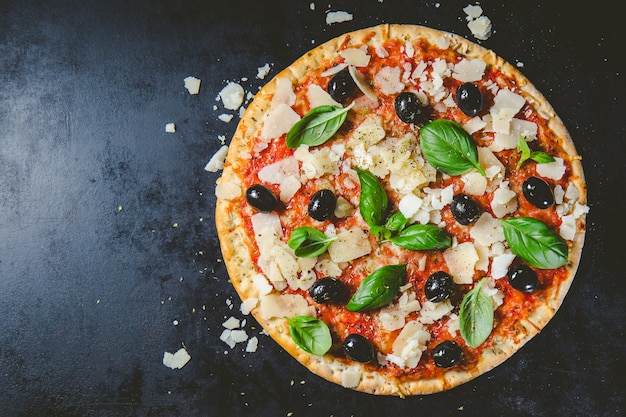 Traditionele Italiaanse pizza op donkere lijst