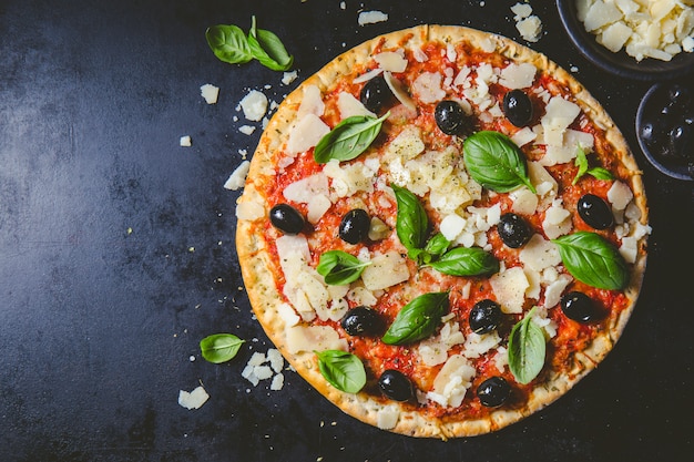 Traditionele Italiaanse pizza op donkere lijst