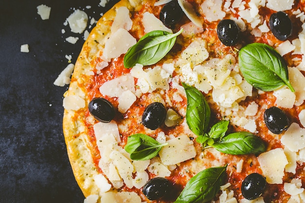Traditionele Italiaanse pizza op donkere lijst