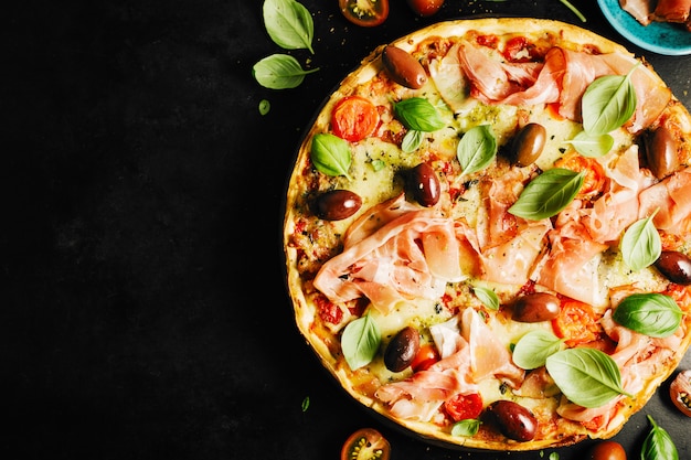 Traditionele Italiaanse pizza op donkere lijst