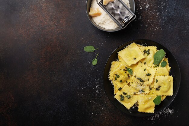 Traditionele Italiaanse ravioli met boter, salie en kaas