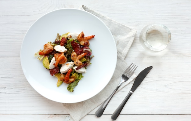 Foto traditionele italiaanse zeevruchtensalade met garnalen