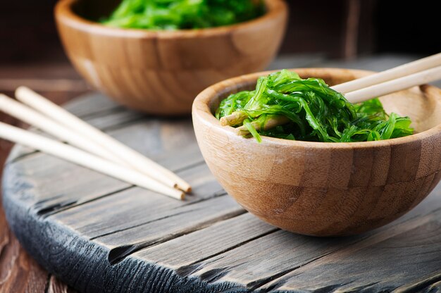 Traditionele Japanse chuka salade op de houten tafel