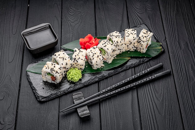 Traditionele Japanse keuken maki sushi rolletjes met zalm avocado roomkaas en sesam