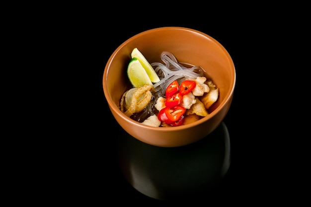 Foto traditionele japanse misosoep met zeewier en vis. close-up, bovenaanzicht. concept - japanse keuken, eten bezorgen.