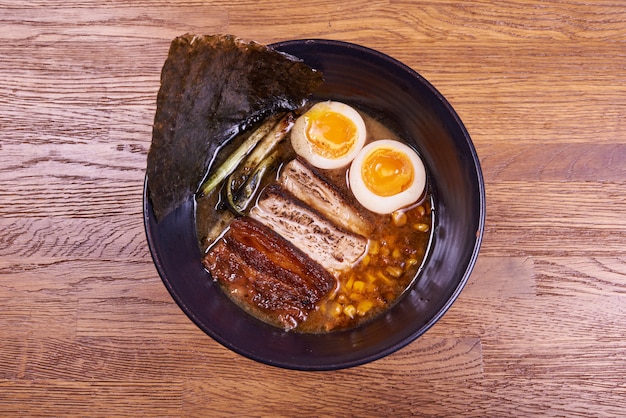 Traditionele Japanse soep ramen, noedels, gesneden kip, eieren. Detailopname.