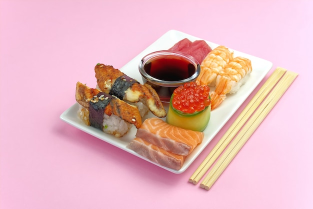 Traditionele Japanse sushi die op een witte plaat worden geplaatst