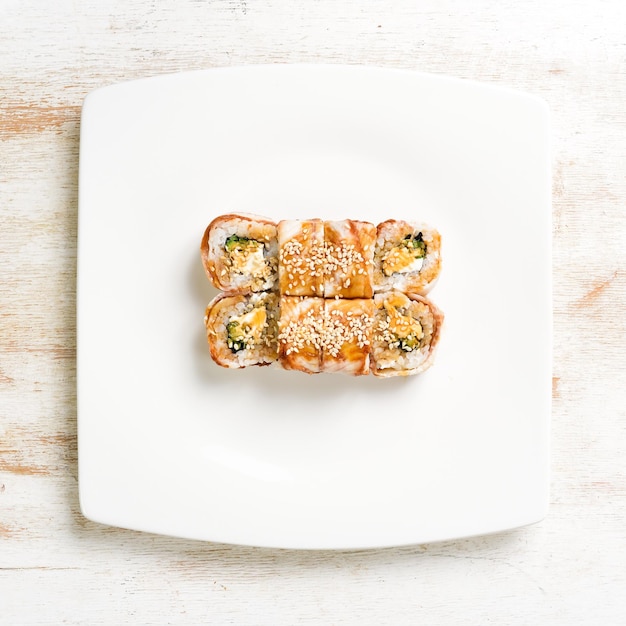 Traditionele Japanse sushi rolt op een witte plaat Bovenaanzicht Aziatisch eten Op een witte achtergrond
