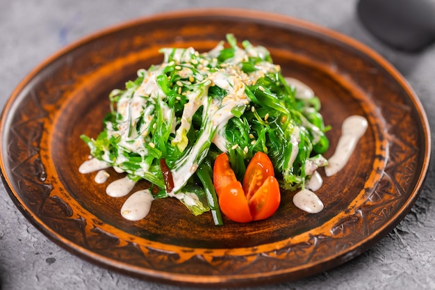 Traditionele Japanse wakame-salade met Aziatisch eten van sesamzaadjes