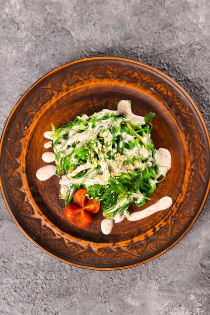 Foto traditionele japanse wakame-salade met sesamzaadjes aziatisch eten gezonde en verse zeewiersalade bovenaanzicht