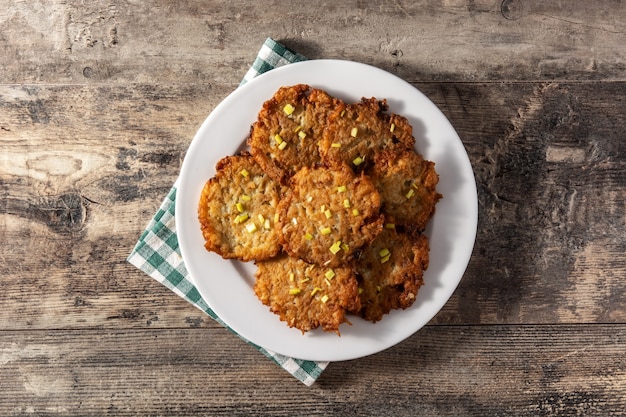 Traditionele Joodse latkes of aardappelpannenkoekjes op houten tafel