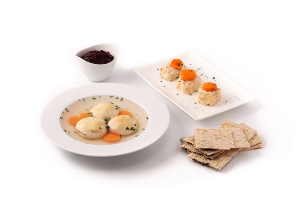 Traditionele joodse matzah bal soep, gefilte vis en matzah brood geïsoleerd op een witte achtergrond