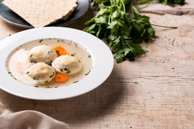 Traditionele Joodse matze-ballensoep op houten tafel