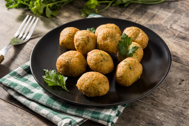 Traditionele kabeljauwbeignets met knoflook en peterselie