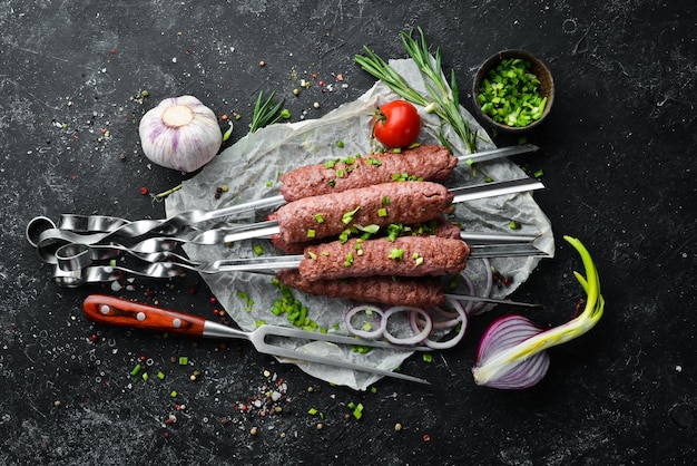 Traditionele kebab met rozemarijn en uien Gegrilde kalfsspiesjes Bovenaanzicht Vrije ruimte voor uw tekst