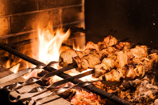 Traditionele Kebab van Turkije op de grill met spiesjes in het Turkse restaurant voor het diner