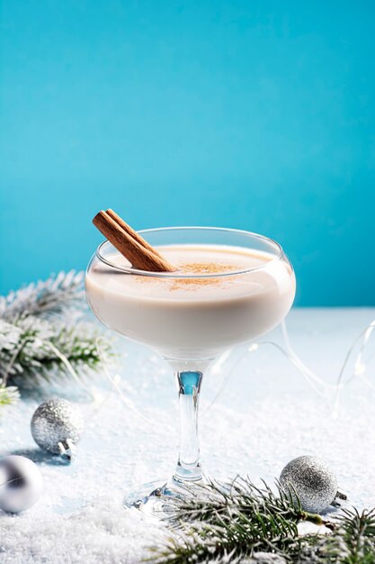 Foto traditionele kerst advocaat in een mooi glas