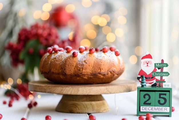 Traditionele kerst cranberry taart. Voorbereiding van de feesttafel voor de viering van Kerstmis