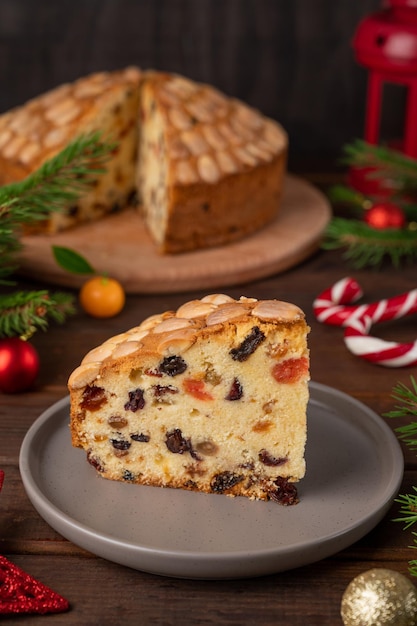 Traditionele kerst Dundee cake met gedroogd fruit en amandelen op een houten plank