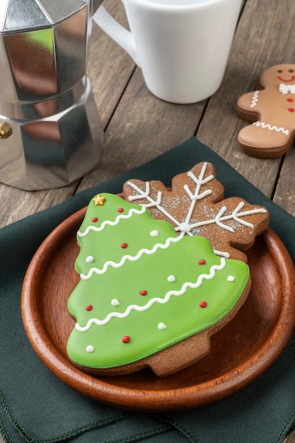 Traditionele kerst peperkoek over een houten tafel