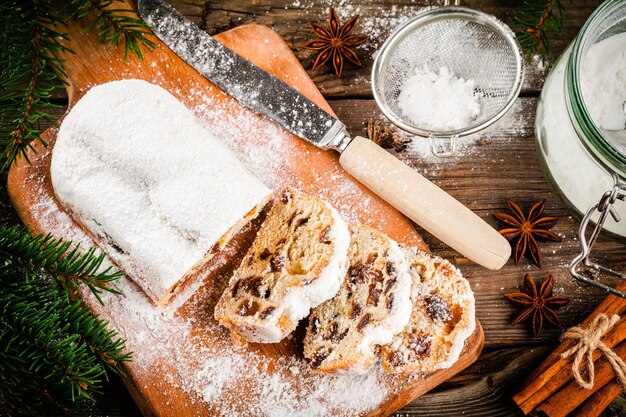 Traditionele kerst stollen fruitcake op houten rustieke achtergrond