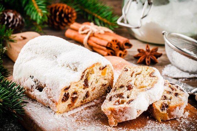 Traditionele kerst stollen fruitcake op houten rustieke achtergrond