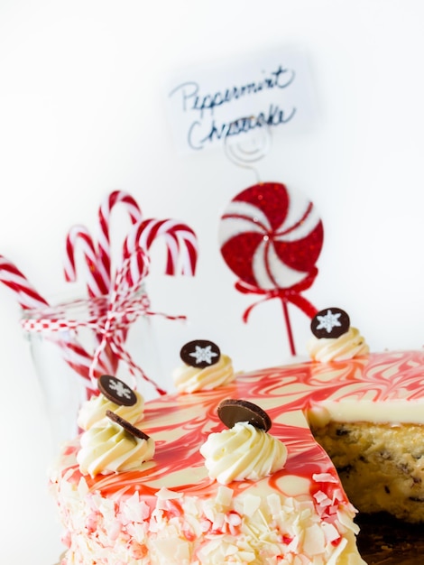 Traditionele kerst witte chocolade pepermunt cheesecake op witte achtergrond.