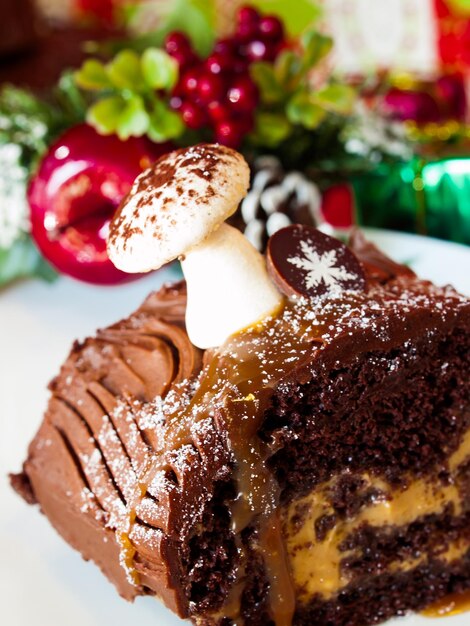 Traditionele kerst Yule Log cake versierd met marsepein paddestoelen.