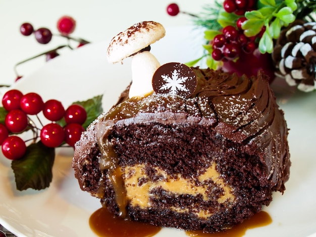 Traditionele kerst Yule Log cake versierd met marsepein paddestoelen.