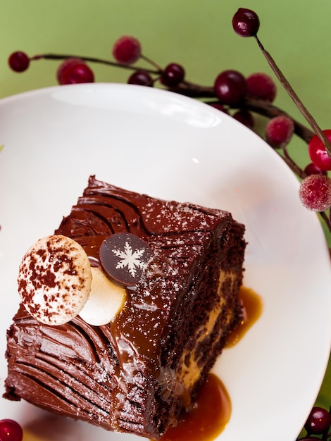 Traditionele kerst Yule Log cake versierd met marsepein paddestoelen.