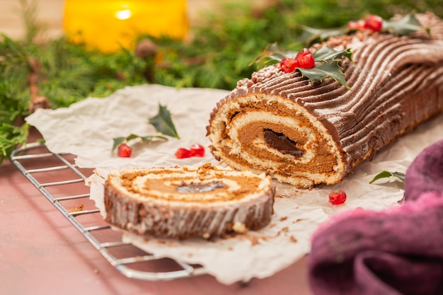 Traditionele kerstcake chocolade yule log met feestelijke decoraties