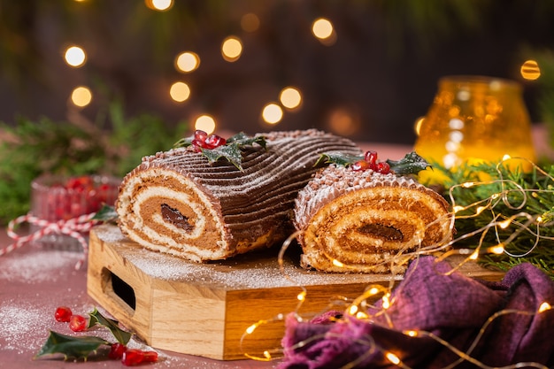 Traditionele kerstcake chocolade yule log met feestelijke decoraties