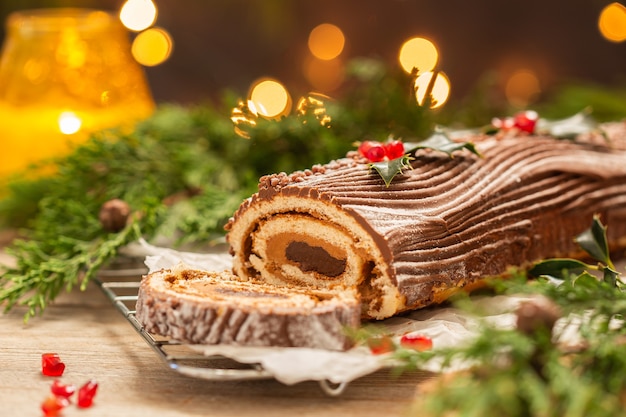 Traditionele kerstcake chocolade yule log met feestelijke decoraties